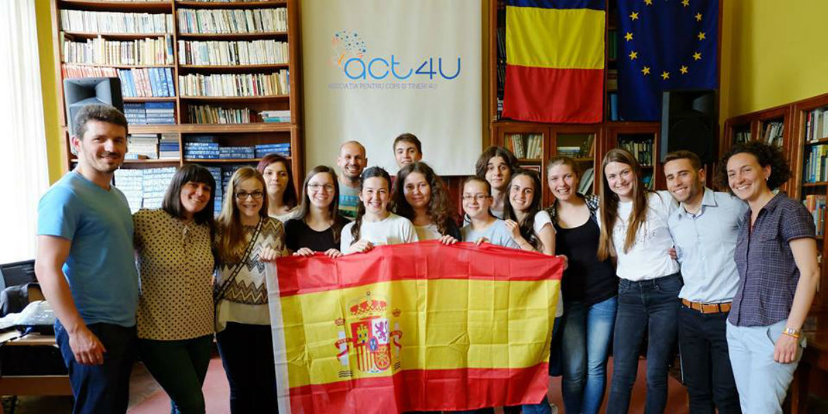Voluntari ACT4U cu steagul Spaniei